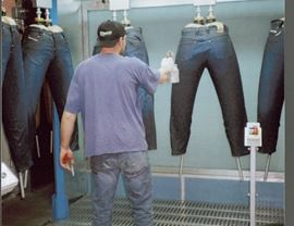 Kompletna malarnia ze specjalnymi zautomatyzowanymi systemami wieszania jeansów