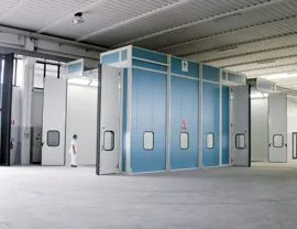 Cabina forno pressurizzata a due stadi indipendenti con sistema filtrante ad umido e aperture superiori per inserimento pezzi con carroponte