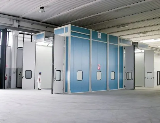 Pressurized oven booth with two independent stages with wet filtering system and upper openings for inserting pieces with bridge crane