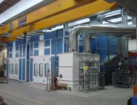 Cabine forno pressurizzate con sistema filtrante ad acqua e aperture superiori per inserimento pezzi con carroponte