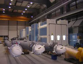 Cabina pressurizzata di verniciatura-essiccazione per pezzi di grandi dimensioni e apertura superiore su tutta la sua lunghezza per inserimento pezzi con carroponte 