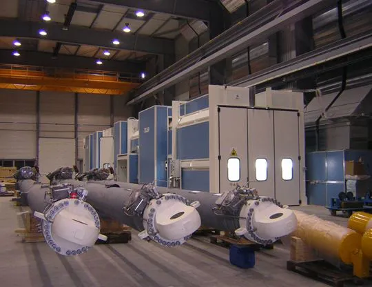 Pressurized painting-drying booth for large pieces and upper opening along its entire length for inserting pieces with overhead crane