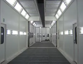 Cabina pressurizzata di verniciatura-essiccazione a tre stadi di lunghezza totale 30 mt con apertura superiore su tutta la sua lunghezza per inserimento pezzi con carroponte