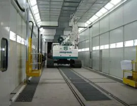 Cabina pressurizzata di verniciatura-essiccazione a quattro stadi (16+8+8+16 mt) per una lunghezza totale di 48 mt. Apertura superiore su tutta la sua lunghezza per inserimento pezzi con carroponte