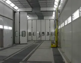 Cabina pressurizzata di verniciatura-essiccazione a quattro stadi (10+10+10+10 mt) per una lunghezza totale di 40 mt. Apertura superiore su tutta la sua lunghezza per inserimento pezzi con carroponte e binari per scorrimento carrelli portapezzi