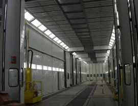 Cabina pressurizzata di verniciatura-essiccazione a quattro stadi (10+10+10+10 mt) per una lunghezza totale di 40 mt. Aperture frontali e laterali e piattaforme mobili per operatori