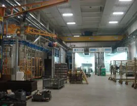 Impianto di verniciatura a liquido completo anche di due cabine forno pressurizzate per grandi manufatti, e apertura superiore per inserimento pezzi con carroponte