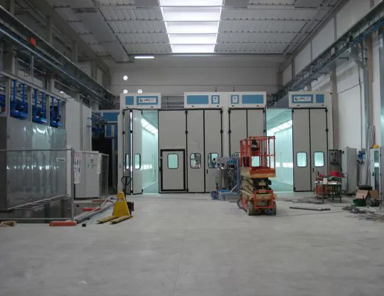 Pressurized painting-drying booths for large pieces with upper opening for inserting pieces with overhead crane
