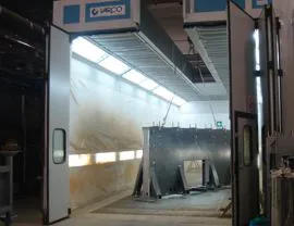Cabina forno pressurizzata per pezzi di grandi dimensioni con apertura superiore inserimento pezzi con carroponte