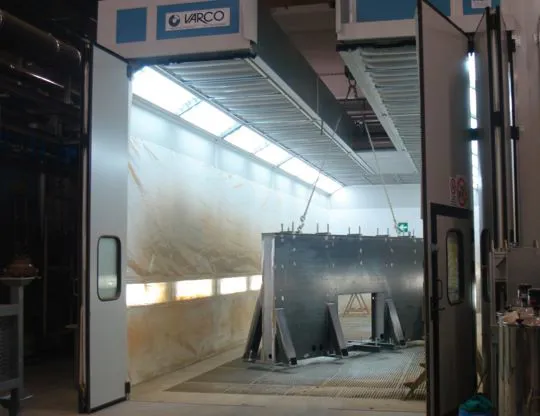 Pressurized oven cabin for large pieces with upper opening for inserting pieces with overhead crane