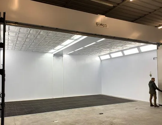 Inside view of the pressurized oven booth with total front opening
