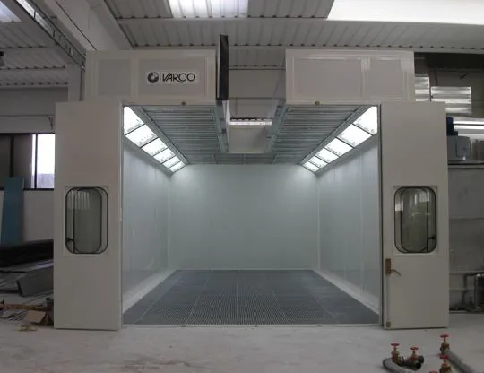 Pressurized oven booth with wet filtering system and upper opening for inserting pieces with overhead crane
