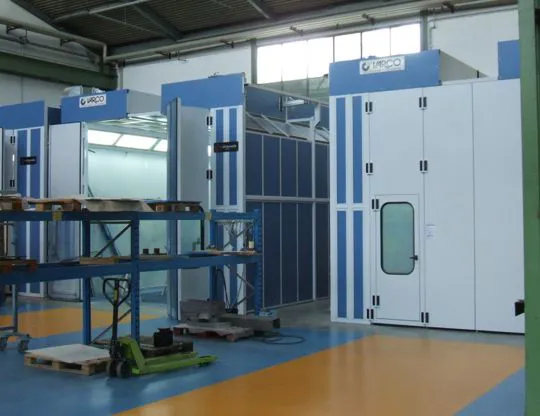 Pressurized oven booths with dry filtering system and upper openings for inserting pieces with overhead crane