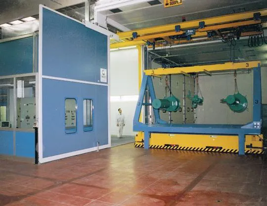 Pressurized oven cabin for large special pieces transported by automated and wire-guided floor shuttles