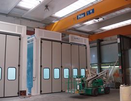 Pressurized oven booths with dry filtering system and upper openings for inserting pieces with overhead crane