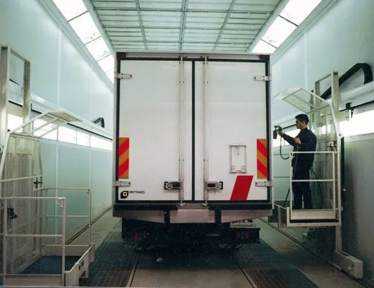 Pressurized painting-drying oven booth with mobile platforms for the operator