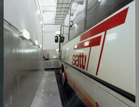 Pressurized room for bus painting