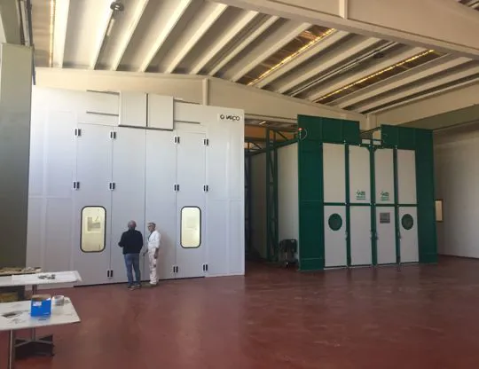 Pressurized oven cabin and sandblasting cabin with upper openings for inserting containers with overhead crane