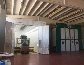 Cabina forno pressurizzata e cabina di sabbiatura con aperture superiori per inserimento containers con carroponte
