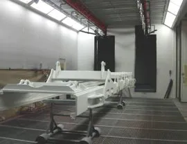 Cabina di verniciatura a liquido con trasportatore aereo birotaia e portone laterale per accesso grandi pezzi speciali