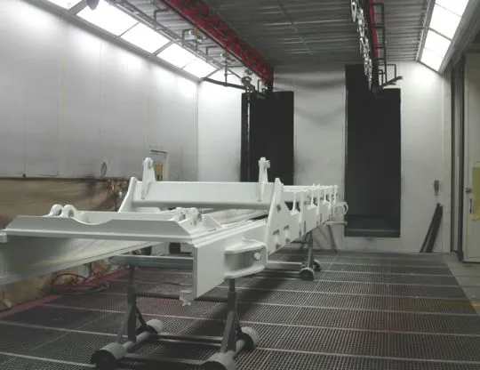 Liquid painting booth with double rail overhead conveyor and side door for access of large special pieces