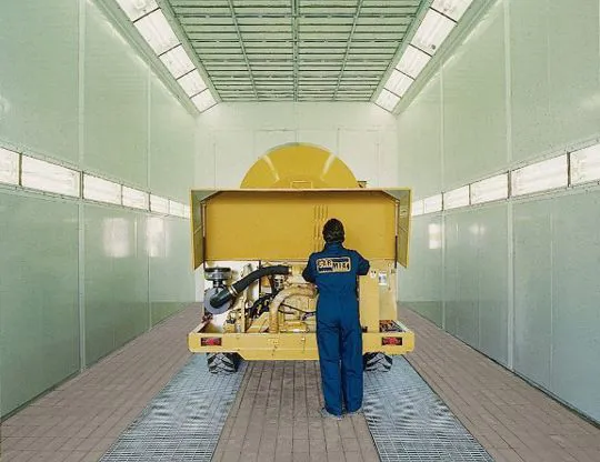 Pressurized painting-drying oven booth for agricultural machinery