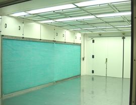 Widok wnętrza specjalnej kabiny pieca z elektrycznym ogrzewaniem i systemem kontroli wilgotności, do sklejki i paneli szklanych