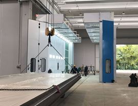 Pressurized oven booth for painting-drying with n. 4 lateral air distribution plenums and with large upper opening for overhead crane along its entire length