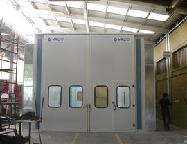 Pressurized oven booth for painting-drying with n. 4 lateral air distribution plenums and sliding doors