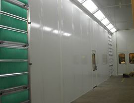 Vista interna cabina forno pressurizzata per verniciatura-essiccazione con n. 4 plenum laterali di distribuzione aria e portoni scorrevoli