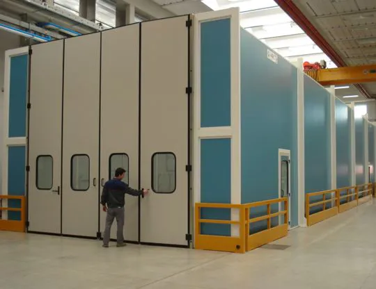 Cabina di lavaggio dimensioni 25x7mt con quattro gruppi di aspirazione fumane in acciaio inossidabile AISI 304 e sistema di reimmissione aria aspirata