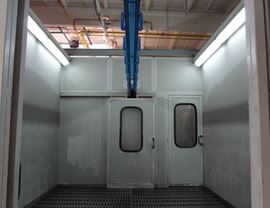 Vista interna della cabina di lavaggio con gruppi di aspirazione fumane in acciaio inossidabile AISI 304, grigliato totale, trasportatore aereo per ingresso pezzi
