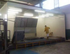 Cabina di lavaggio con aspirazione fumane a parete e con vasca di raccolta acqua su basamento metallico