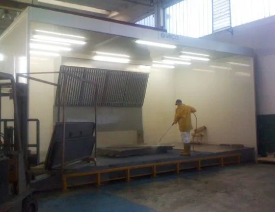 Cabina di lavaggio con aspirazione fumane a parete e con vasca di raccolta acqua su basamento metallico