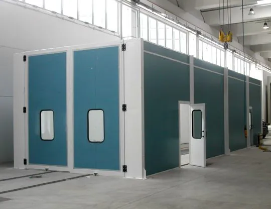 Cabina di lavaggio a cielo aperto con aspirazione verticale delle fumane e inserimento pezzi tramite carrelli su binari