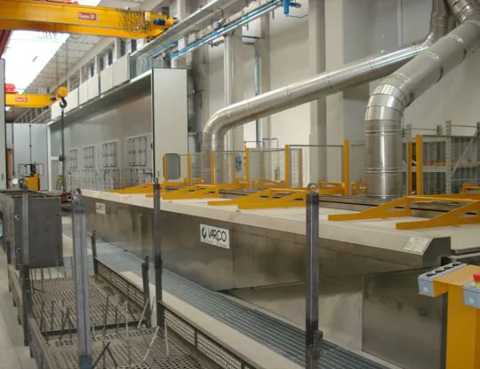 Vasca coibentata per sgrassaggio pezzi L=13.000 mm ad immersione completa di apertura/chiusura superiore con una serie di panelli coibentati a movimentazione automatica