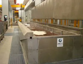 Vasca coibentata per sgrassaggio pezzi L=13.000 mm ad immersione completa di apertura/chiusura superiore con una serie di panelli coibentati a movimentazione automatica
