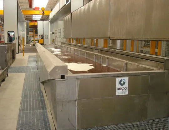 Vasca coibentata per sgrassaggio pezzi L=13.000 mm ad immersione completa di apertura/chiusura superiore con una serie di panelli coibentati a movimentazione automatica