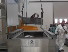 Vasca coibentata per sgrassaggio pezzi L=13.000 mm ad immersione completa di apertura/chiusura superiore con una serie di panelli coibentati a movimentazione automatica