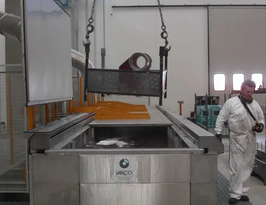 Vasca coibentata per sgrassaggio pezzi L=13.000 mm ad immersione completa di apertura/chiusura superiore con una serie di panelli coibentati a movimentazione automatica
