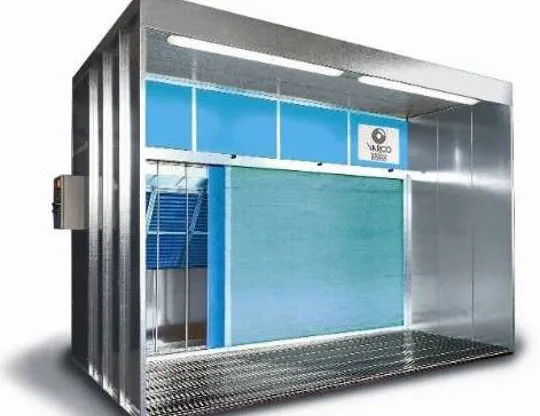 PARETE ASPIRANTE CON AVANCAMERA con triplo strato filtrante a secco a grammatura progressiva e ventilatori installati in apposita sezione insonorizzata. Grigliato pedonale con sottostante filtro a protezione della pavimentazione
