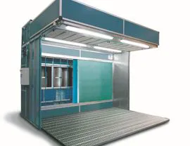 PARETE ASPIRANTE CON AVANCAMERA E PLENUM DI IMMISSIONE ARIA con triplo strato filtrante a secco a grammatura progressiva, sezione a carboni attivi e ventilatori installati in apposita sezione insonorizzata. Grigliato pedonale con sottostante filtro a protezione della pavimentazione