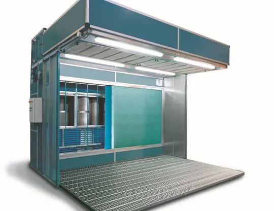 PARETE ASPIRANTE CON AVANCAMERA E PLENUM DI IMMISSIONE ARIA con triplo strato filtrante a secco a grammatura progressiva, sezione a carboni attivi e ventilatori installati in apposita sezione insonorizzata. Grigliato pedonale con sottostante filtro a protezione della pavimentazione