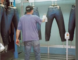 Dry suction wall installed in a liquid system for painting jeans