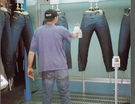 Parete aspirante a secco installata in un impianto a liquido per la verniciatura di jeans