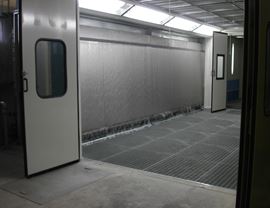 Water curtain booth with underground tank, installed in a pressurized cabin