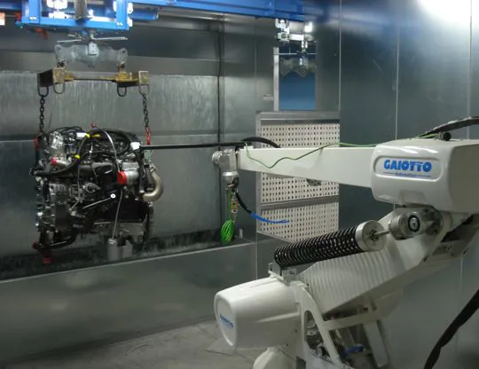 Cabina a velo d'acqua con vasca sopraterra, installata in impianto completo a liquido per applicazioni speciali su motori tramite robot