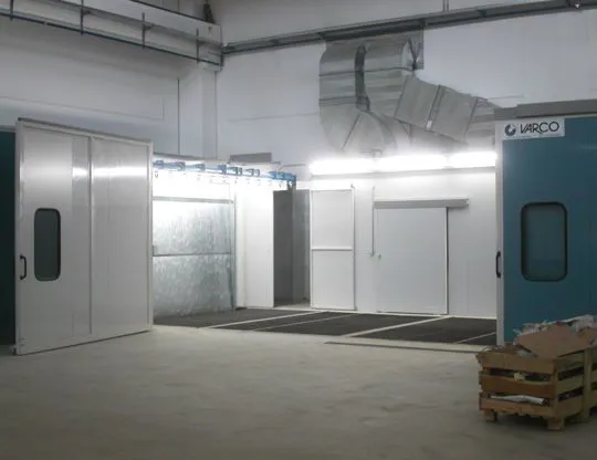Cabina a velo d'acqua e piano grigliato installate in cabina a cielo aperto
