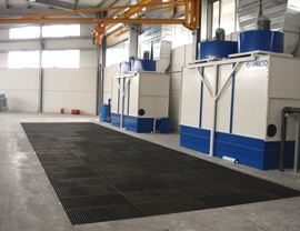 Grid floor with wet filtering system for painting agricultural machinery