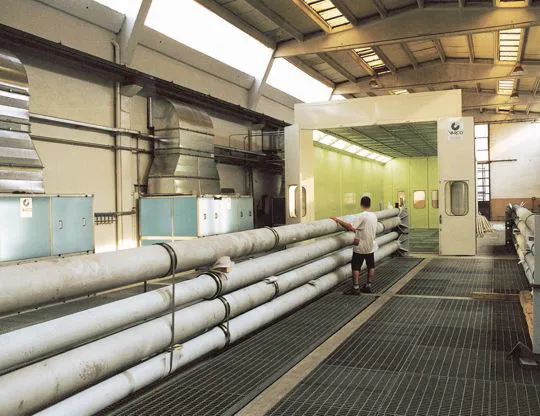 Large grid floor with suction and dry filtration groups and pressurized cabin